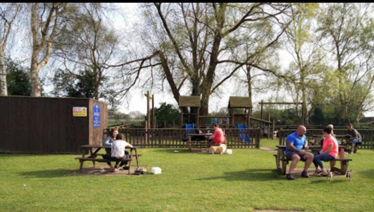 The Dog & Doublet Inn Kingsbury Екстер'єр фото
