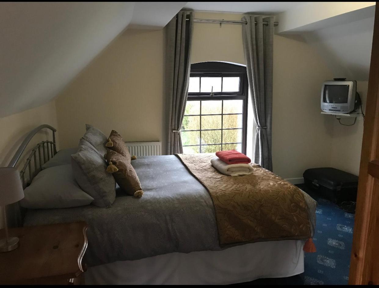 The Dog & Doublet Inn Kingsbury Екстер'єр фото